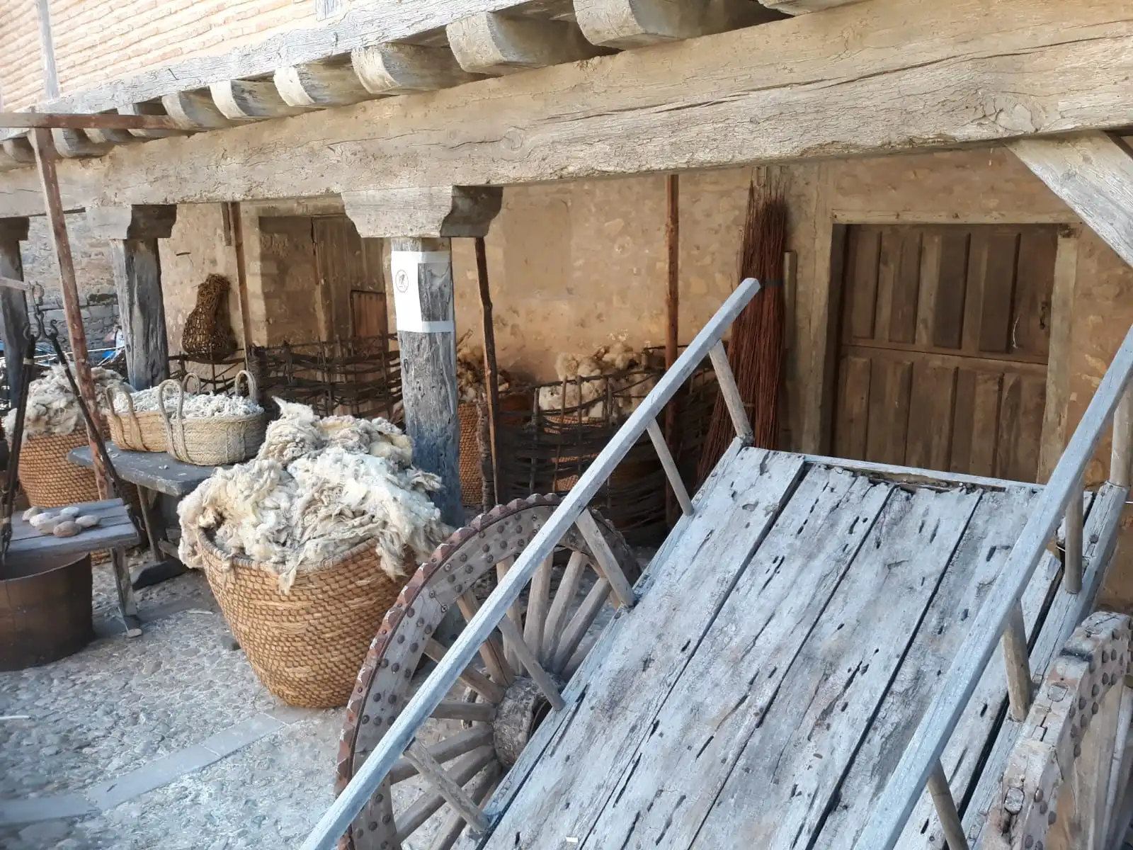 Puesto de Lana y Balanzas Romanas