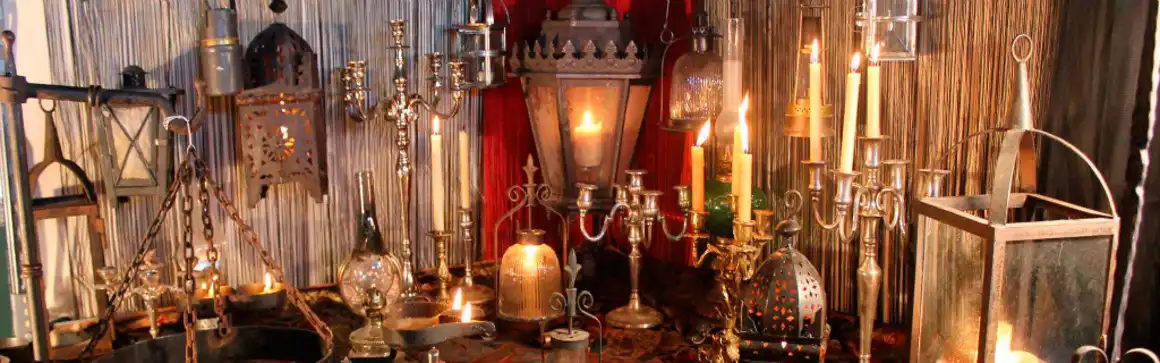 alquiler atrezzo, tapicería, construcción campamentos, tiendas, lonas, telas, cine, decorado, dirección artística, diseño de producción, televisión, teatro, eventos