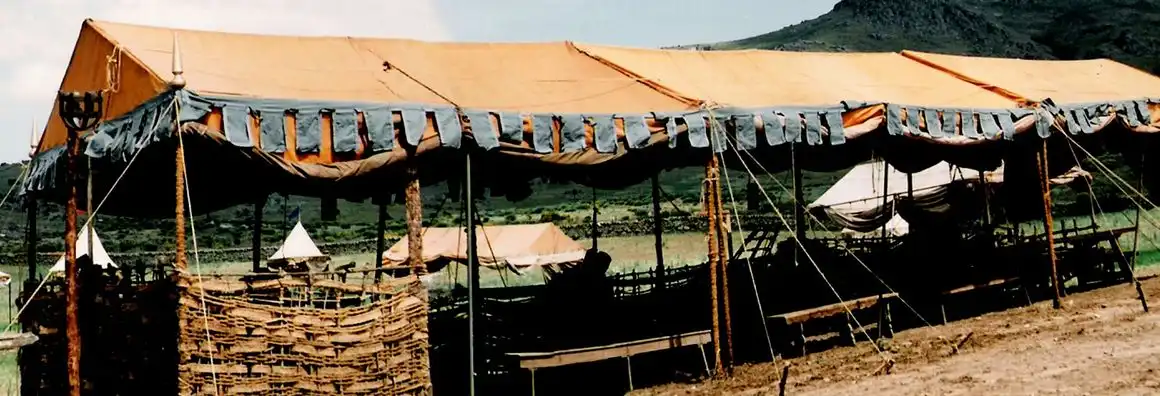 Diseño de producción y ambientación de escenas bélicas de época, alquiler de todo tipo de atrezzo y tiendas de campaña